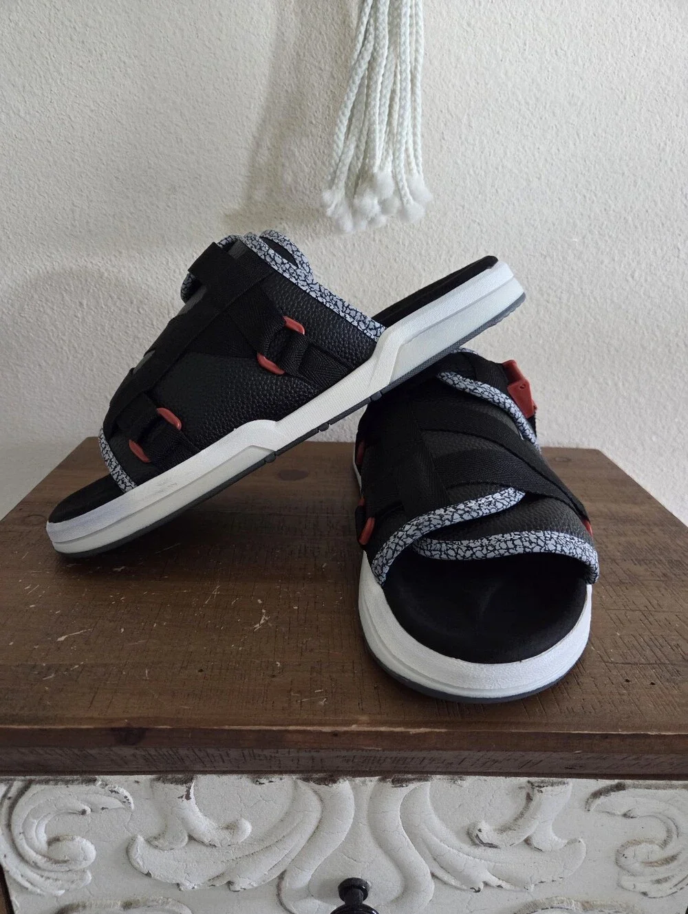 Dracos Mens Red Cement Size 11-12 NWT